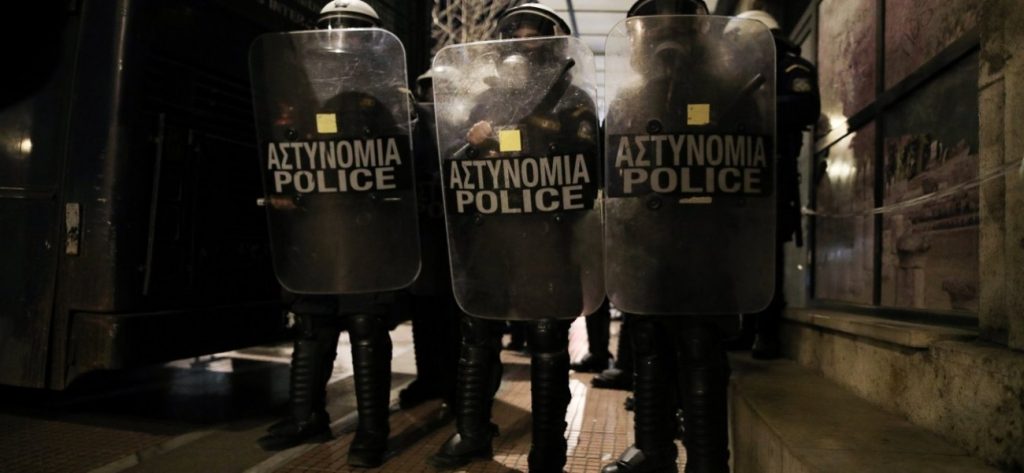 Ανακοίνωση της ΕΛ.ΑΣ. για την Κυψέλη: «Δεχτήκαμε επίθεση με μπουκάλια, ξύλα, πέτρες»