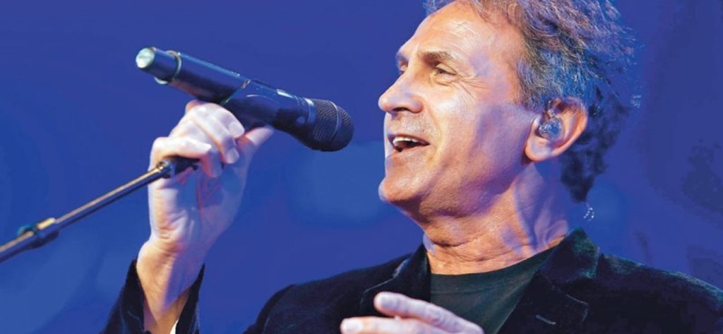 «Μάνα»: Το νέο τραγούδι του Γιώργου Νταλάρα για τη γιορτής της μητέρας (βίντεο)