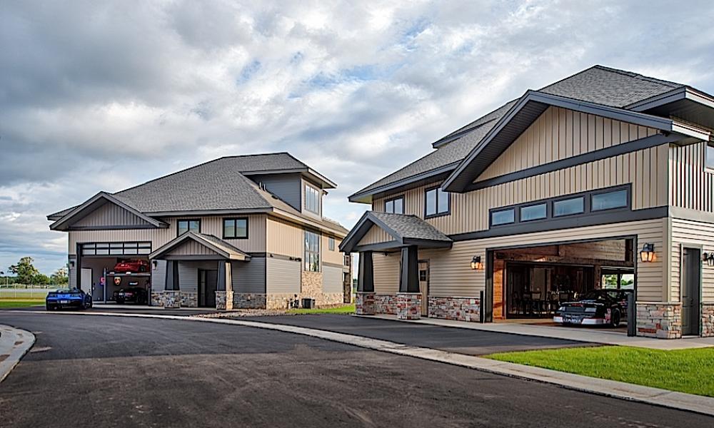 Έχτισε σπίτι… μέσα στην πίστα για να βλέπει τους αγώνες από το καθιστικό του! (βίντεο)