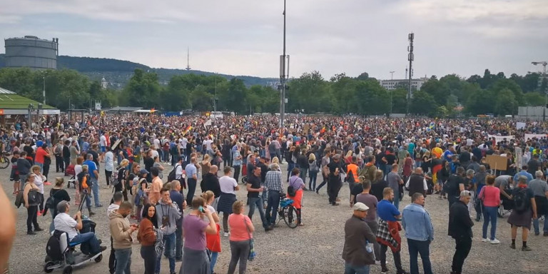Χιλιάδες διαδηλώνουν στην Γερμανία κατά του lockdown και των μέτρων περιορισμού: «Αντισταθείτε» φωνάζουν οι πολίτες