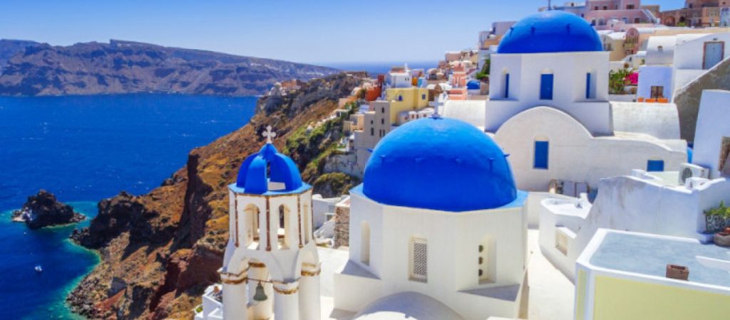 Με κουπόνια κοινωνικού τουρισμού επιχειρεί η κυβέρνηση να ενισχύσει τον τουρισμό – Τι θα προβλέπει ο σχεδιασμός