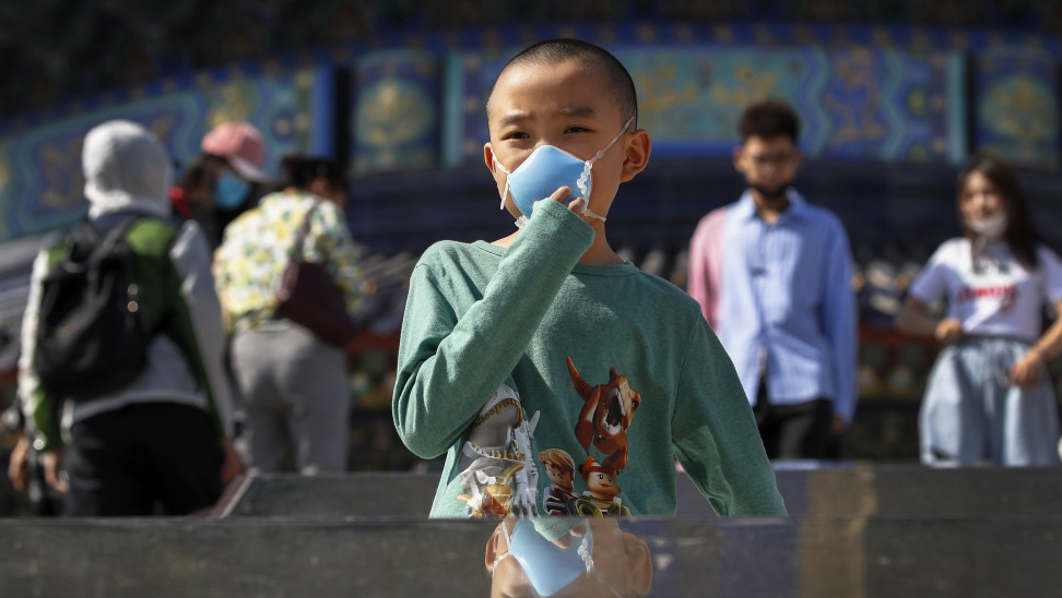 Κίνα: Με ειδικό βραχιολάκι που μετρά την θερμοκρασία επιστρέφουν οι μαθητές στα σχολεία