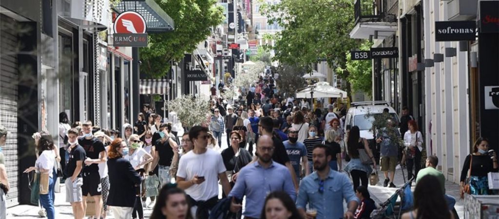 Το «αδιαχώρητο» στην Ερμού: Ουρές έξω από τα καταστήματα την πρώτη ημέρα επαναλειτουργίας τους (φώτο)