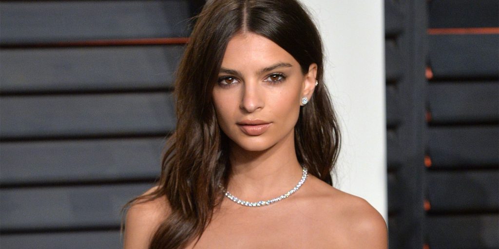 H Emily Ratajkowski ποζάρει με αποκαλυπτικό μπικίνι και ανεβάζει το… ηθικό των ανδρών (βίντεο-φωτο)
