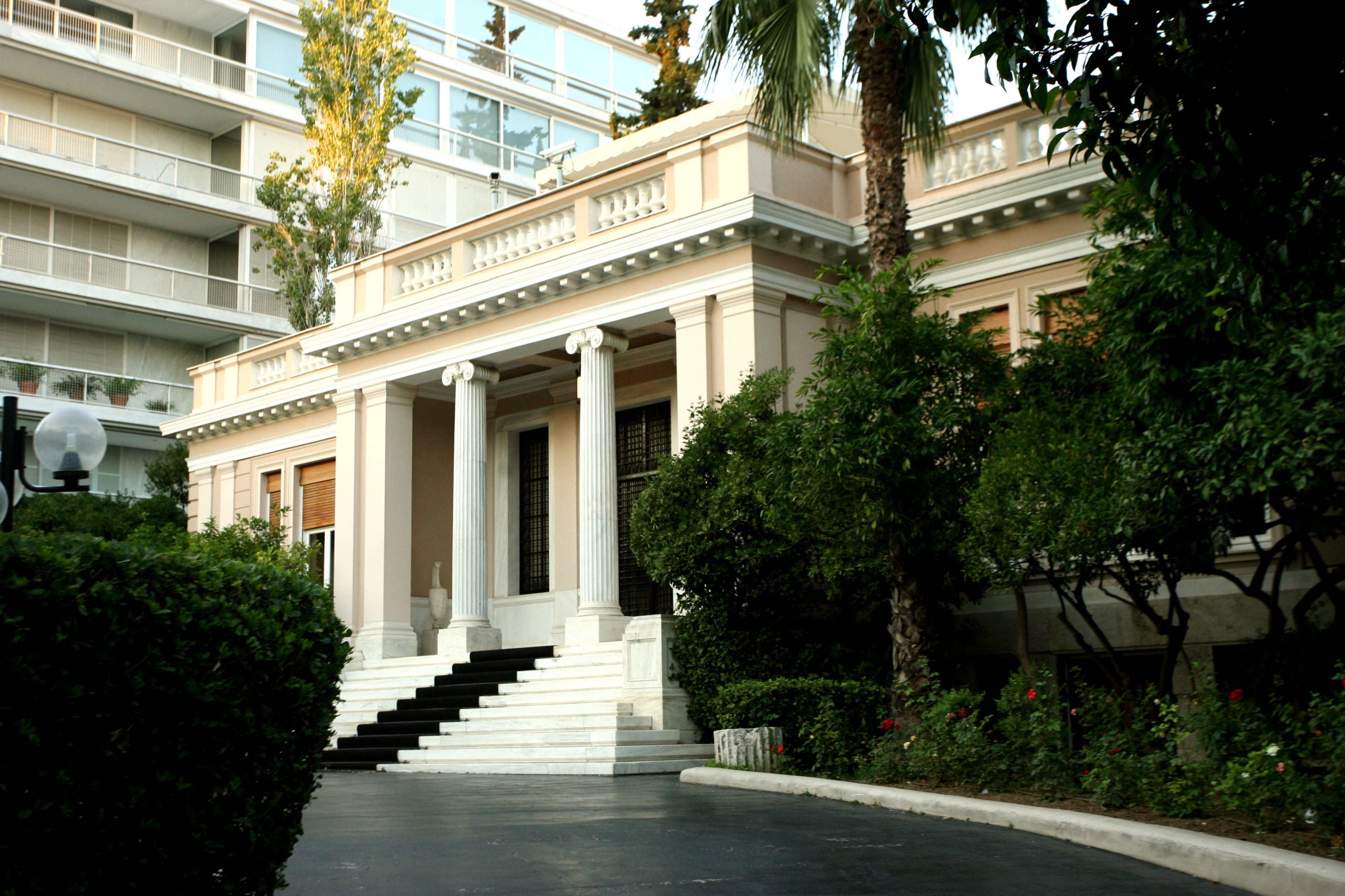 Έξαλλοι στο Μαξίμου με την… άγνοια κάποιων βουλευτών – Έπεσε «παντόφλα»