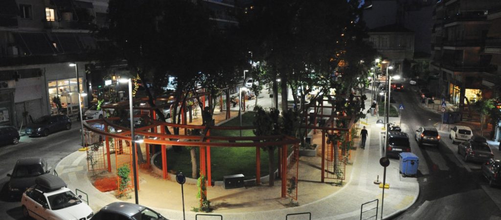 Συνεχίζονται τα υπαίθρια αυτοσχέδια πάρτι στις πλατείες της πόλης – Γέμισε ξανά χθες η πλατεία Βαρνάβα στο Παγκράτι
