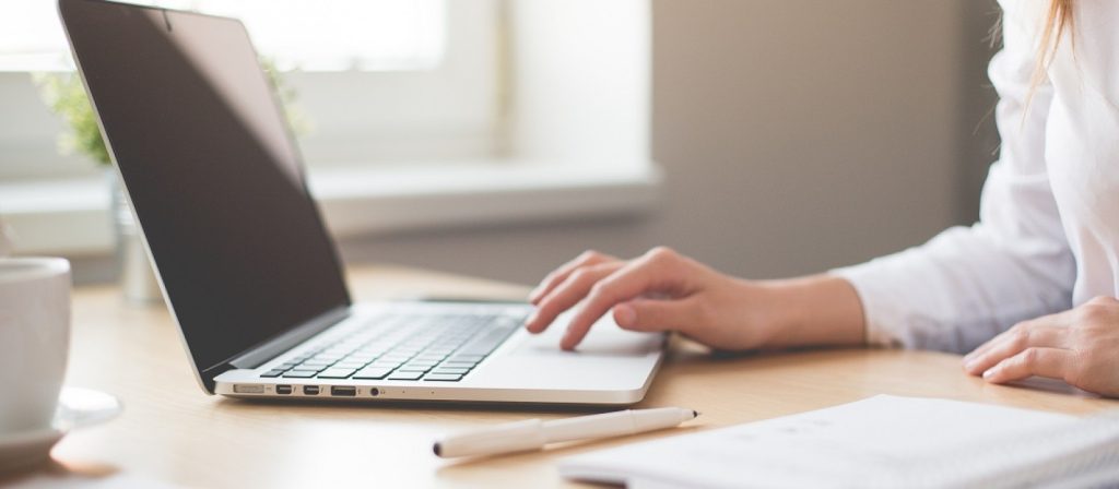 Μην σου τύχει: Σύζυγος κάνει photo bombing στις τηλεδιασκέψεις της γυναίκας του (φώτο)