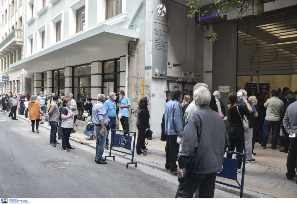 «Πανικός» και πάλι έξω από την ΔΕΗ – Περιπολικό της αστυνομίας θα ειδοποιεί για τις αποστάσεις