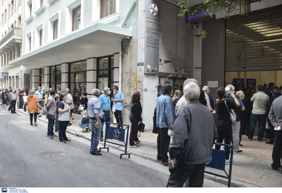 «Πανικός» και πάλι έξω από την ΔΕΗ – Περιπολικό της αστυνομίας θα ειδοποιεί για τις αποστάσεις