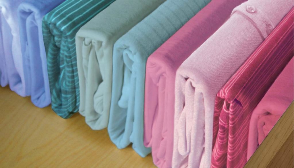 Το έξυπνο κόλπο για να διπλώνετε τα ρούχα σας σαν επαγγελματίες (βίντεο)