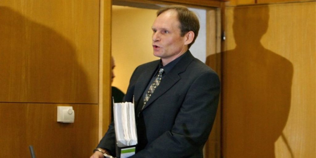 Γερμανία: Οι αρχές επέτρεψαν σε καταδικασμένο κανίβαλο να βγαίνει από τη φυλακή για… βόλτες