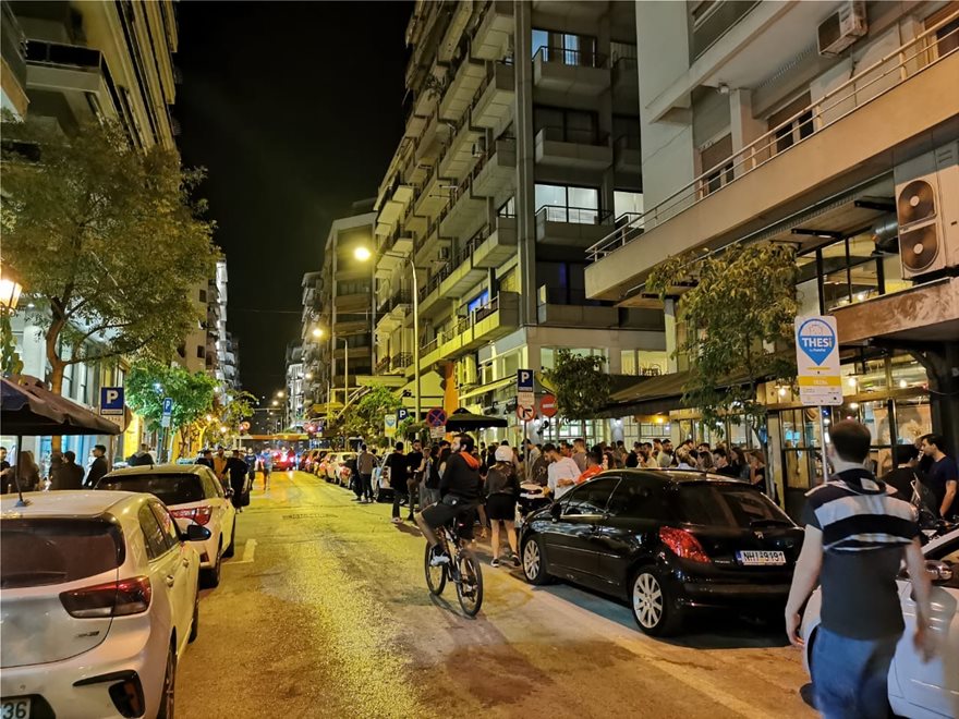 Θεσσαλονίκη: Εικόνες με δεκάδες πολίτες να πίνουν ποτά «στο χέρι»