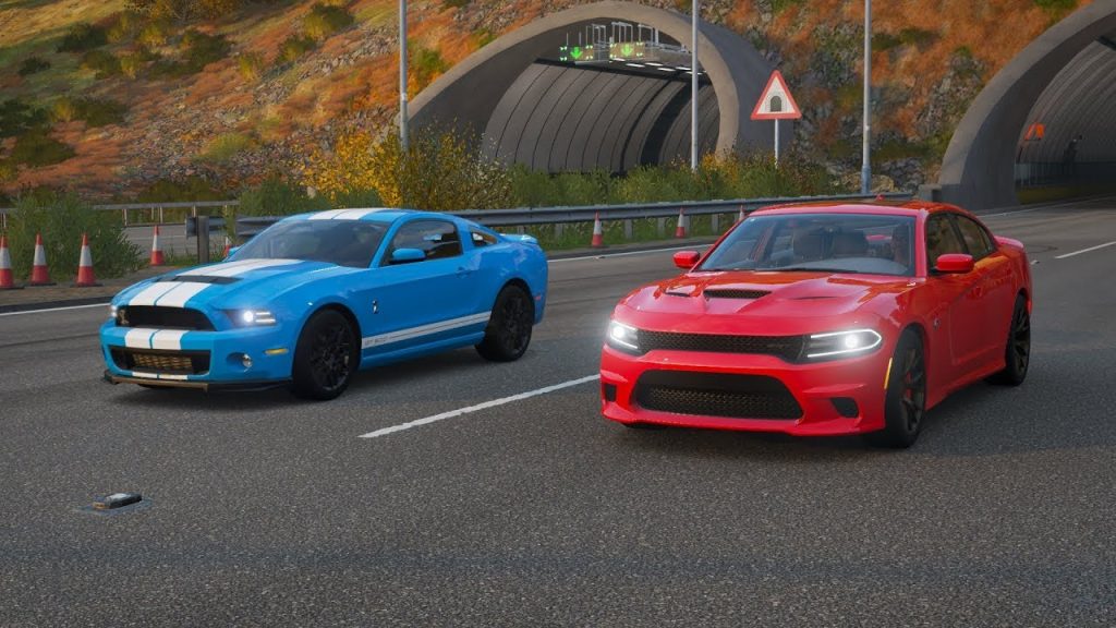 Κόντρα πολλών αλόγων: Ford Mustang εναντίον… Dodge Charger – Έχασε αυτός… που κατέληξε σε χωράφια (βίντεο)