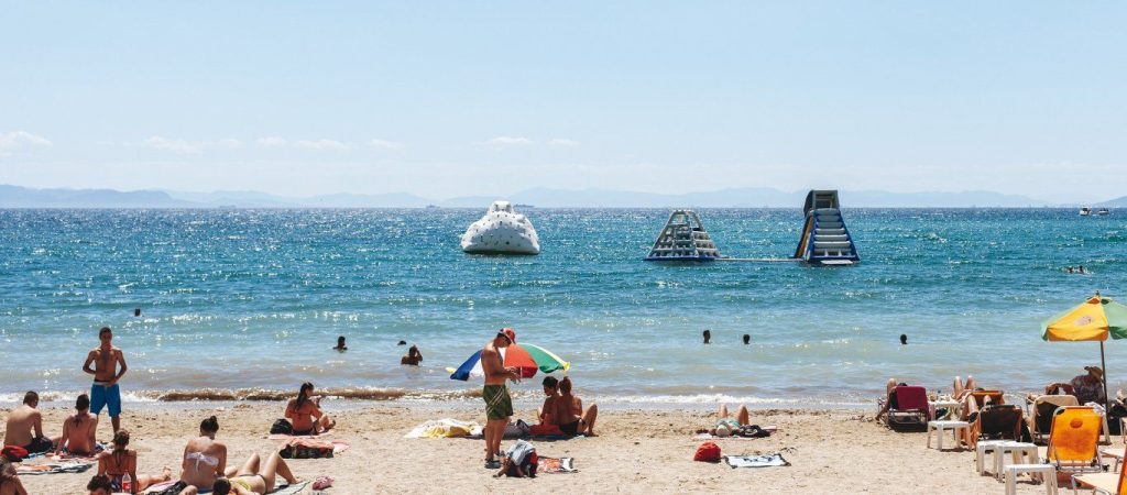 Ανοίγουν οι παραλίες το Σαββατοκύριακο – Ενημερώνονται οι δήμαρχοι – Ελεύθερη η μετακίνηση στα νησιά από τις 25 Μαΐου