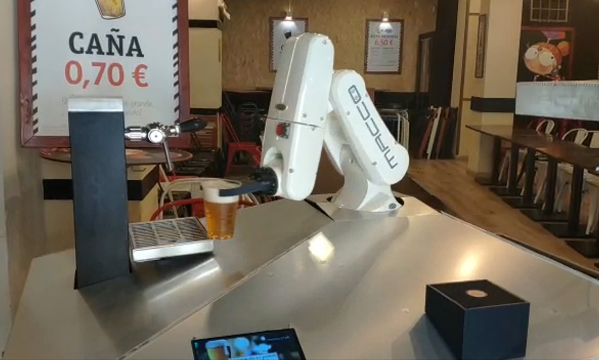 Ισπανία: «Τέλος» οι μπάρμαν – Πλέον θα σερβίρουν μπύρες… ρομπότ! (βίντεο)