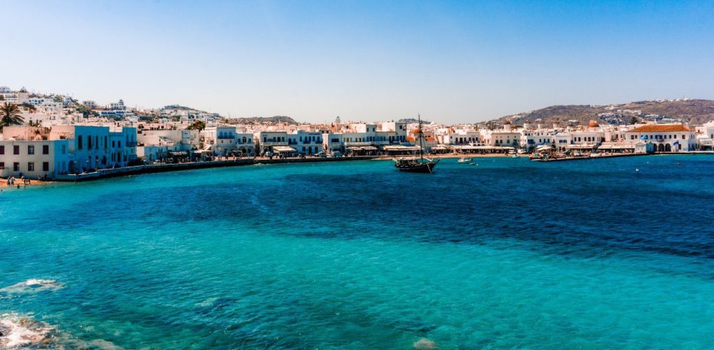 Politico: «Μη βιαστείτε να κλείσετε για διακοπές» – Τα ερωτήματα για τα ταξίδια που μένουν αναπάντητα