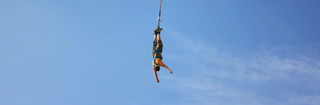 Μάλλον το παράκανε: Δήμαρχος έκανε bungee jumping για να γιορτάσει το τέλος της καραντίνας (βίντεο)