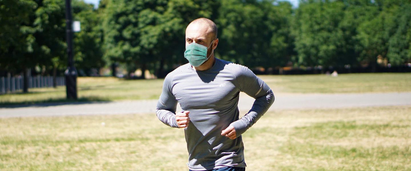 Φόρεσε μάσκα και πήγε για τρέξιμο – Κατέληξε στο χειρουργείο με τρύπα στον πνεύμονα