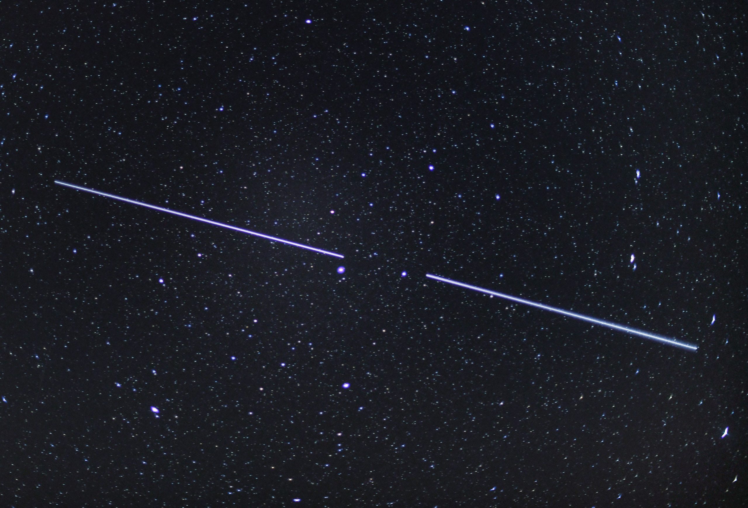 Μοναδικές εικόνες στον ουρανό της Βρετανίας – Θα είναι ορατοί 60 δορυφόροι της SpaceX (βίντεο)