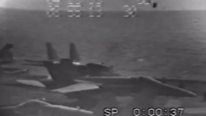 Αμερικανικό Ναυτικό: F-14 «πετά» άλλο F-14 εκτός καταστρώματος