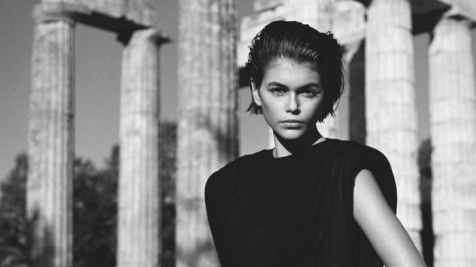 «Ελληνίδα Θεά» η Κάια Γκέρμπερ: Η κόρη της Σίντι Κρόφορντ φωτογραφίζεται στην Αρχαία Κόρινθο