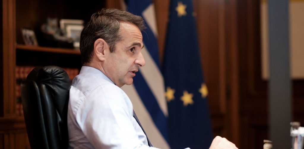 Κ. Μητσοτάκης σε «θαυμάστρια» που τον πλησίασε στην Ερμού: «Μην με φιλάτε»! (βίντεο)