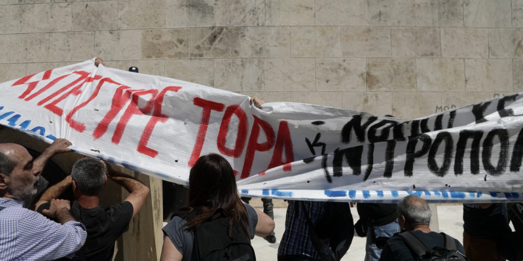 Οργή στο Twitter για τους ανορθόγραφους εκπαιδευτικούς: «Αντί για αξιολόγηση βάλτε τους να κλίνουν το ”αποσύρω”»