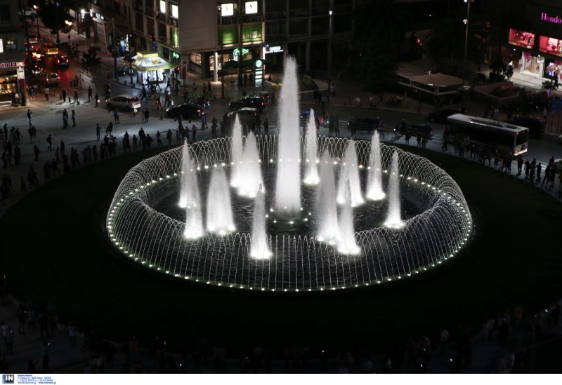 Άνοιξε η νέα πλατεία Ομονοίας – Εντυπωσιακές εικόνες από το συντριβάνι (φώτο – βίντεο)