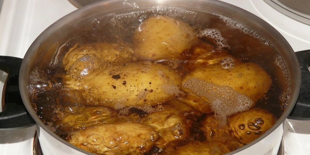 Αυτή είναι η συνήθεια που πρέπει άμεσα να αλλάξετε όταν βράζετε πατάτες