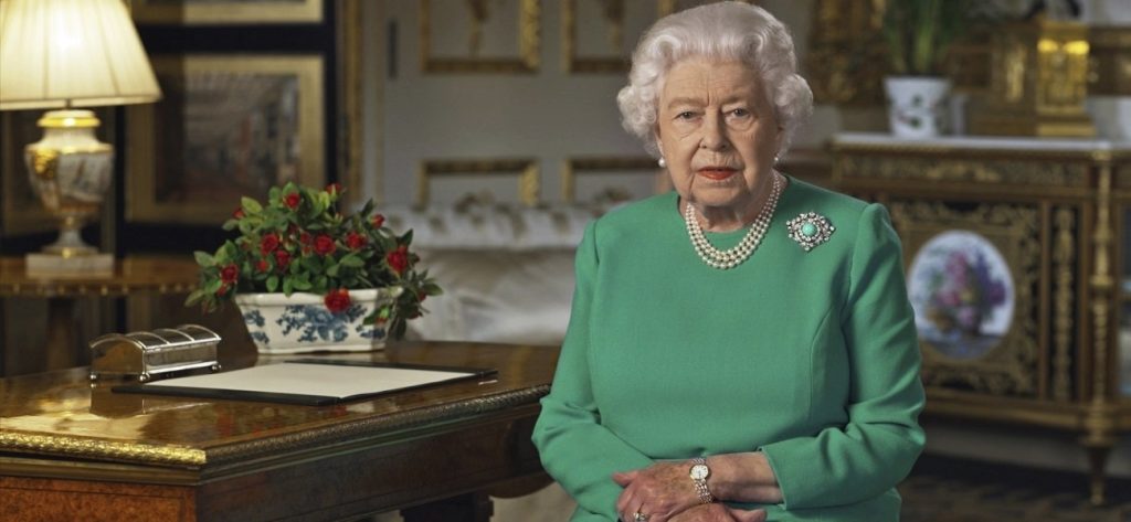 Βρετανία: «Καβάλα» σε άλογο περνάει την καραντίνα η Βασίλισσα Ελισάβετ (φώτο)