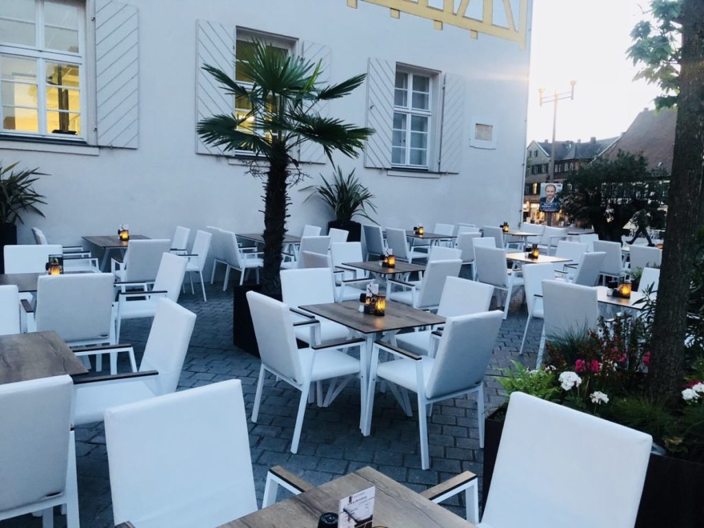 Γερμανία: Kαφετέρια μοιράζει στους πελάτες καπέλα με… «μακαρόνια κολύμβησης» για να τηρούν τις αποστάσεις (φωτο)