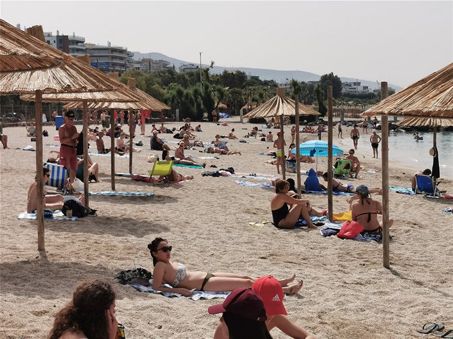 «Βουλιάζουν» οι παραλίες στον Άλιμο – Ο καύσωνας «οδηγεί» τους Αθηναίους στη θάλασσα (βίντεο-φωτο)