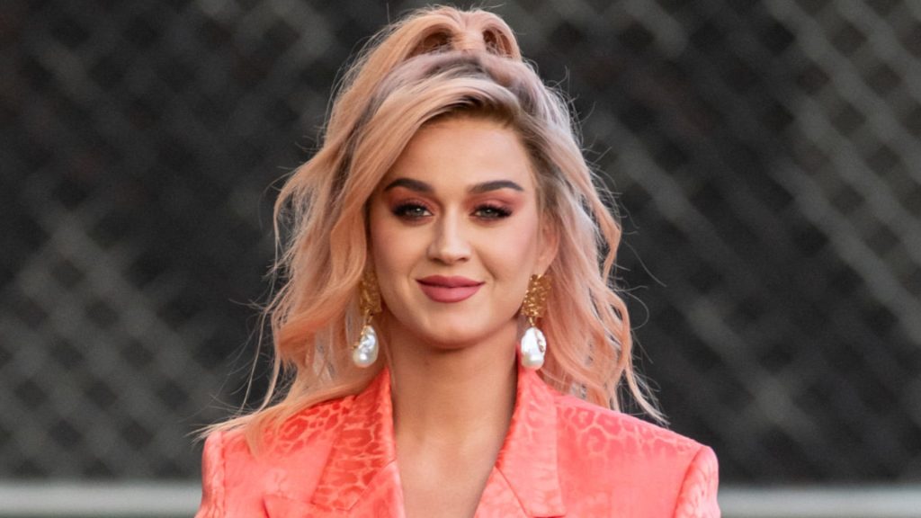 Η εγκυμονούσα Katy Perry ποζάρει ολόγυμνη κάτω από ένα καταρράκτη για το νέο της video clip (βίντεο)