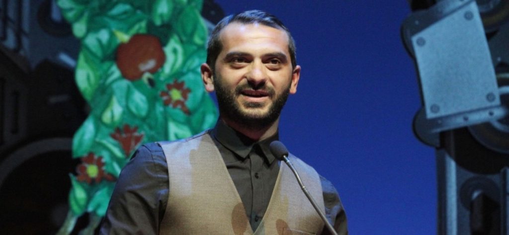 Όχι θα… ντρεπόταν! Όταν ο Λ. Κουτσόπουλος «τρόλαρε» τους αστυνομικούς και ζήτησε παραπάνω ύψος στην ταυτότητα (βίντεο)