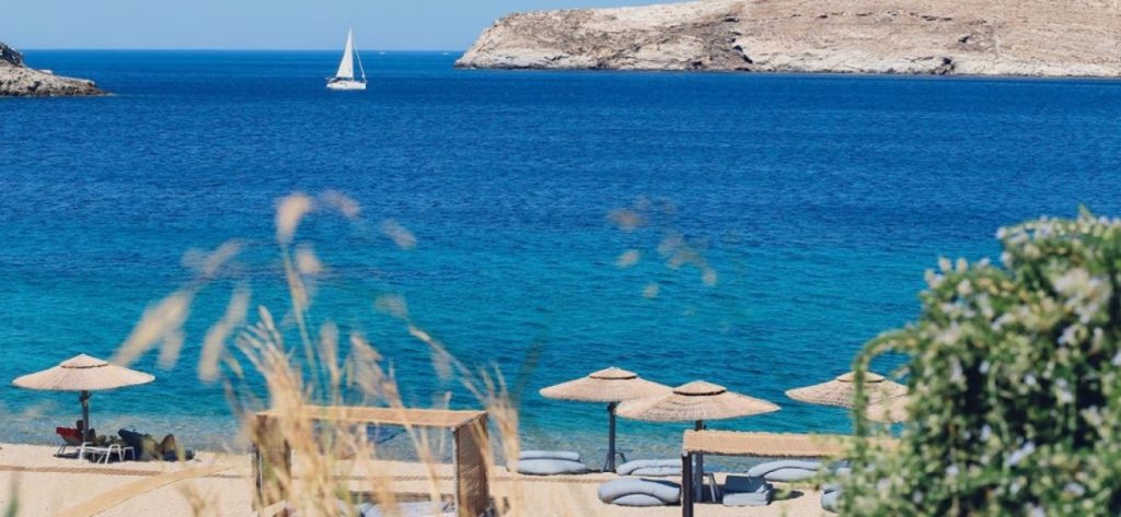 Καταγγελίες για αυθαίρετες ομπρέλες στη παραλία Πεύκο Λαγονησίου – Παρέμβαση Χαρδαλιά ζήτησε ο δήμαρχος
