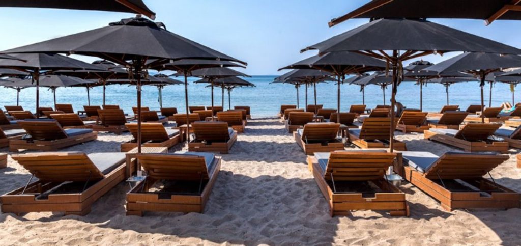 Με τιμές «Saint-Tropez» άνοιξε ο Αστέρας Βουλιαγμένης: Ξαπλώστρες από… «χρυσό»