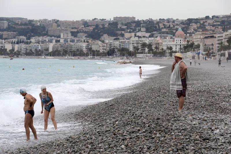 Οι παραλίες στη γαλλική Ριβιέρα άνοιξαν με… κανόνες: «Κολυμπήστε αλλά μην κάνετε ηλιοθεραπεία»