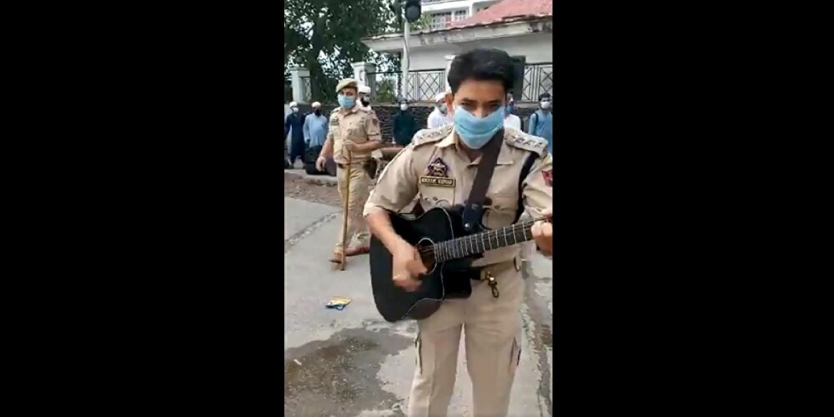 Αστυνομικός την «είδε» ροκστάρ: Τραγουδάει και χορεύει σε ρυθμούς Μπόλιγουντ (βίντεο)