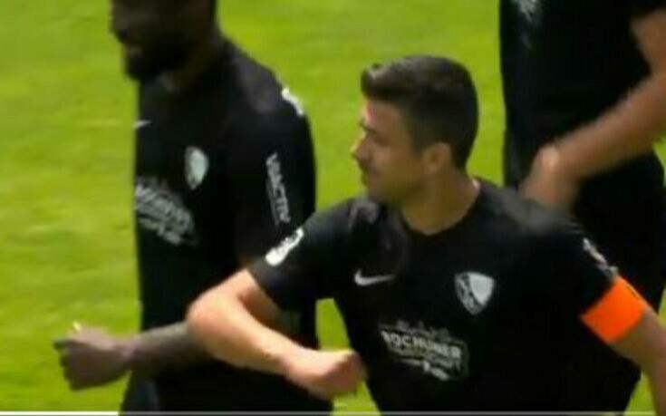 Νέα ποδοσφαιρικά ήθη: Έβαλαν γκολ και το πανηγύρισαν με… αγκώνες (βίντεο)