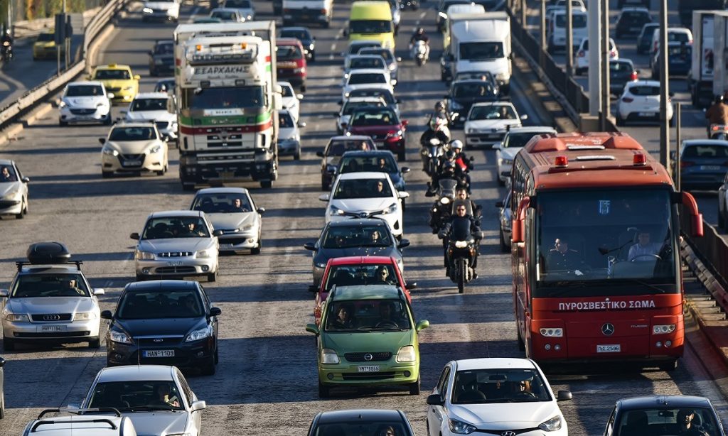 Μαζική κάθοδος στις παραλίες παρά τους εξωπραγματικούς περιορισμούς: Μεγάλο μποτιλιάρισμα στην παραλιακή (φώτο)