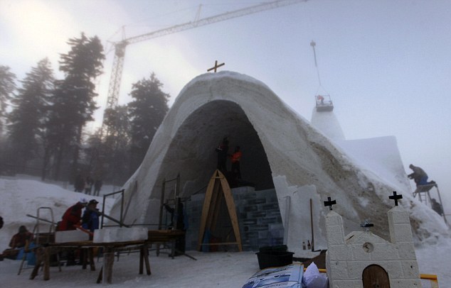 Η παγωμένη εκκλησία που έφτιαξαν οι Γερμανοί – Γιατί την κατασκεύασαν με πάγο; (φωτο)