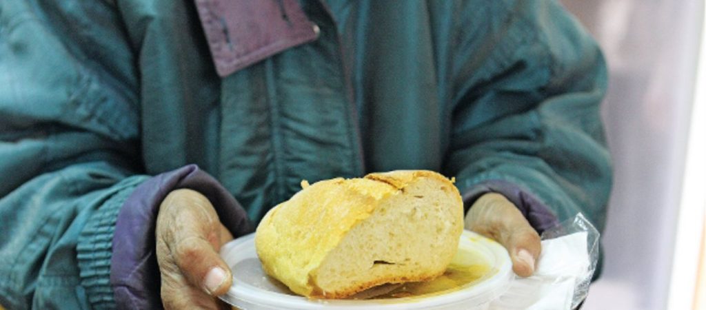 Στην ουρά οι πολίτες της Ισπανίας για ένα πιάτο φαΐ  – Στα «τάρταρα» η οικονομία λόγω lockdown