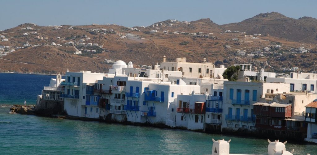 Δεν «νιώθουν» στη Μύκονο: Εκατό άτομα έστησαν αυτοσχέδιο beach παρτι με φωτιές, ποτά και μουσική (βίντεο)