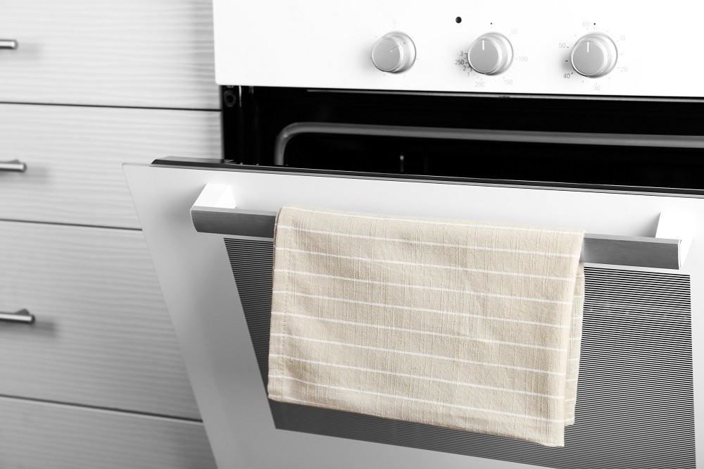 Υπάρχει λόγος και μάλιστα σοβαρός: Να γιατί δεν πρέπει ποτέ να κρεμάς την πετσέτα της κουζίνας στο φούρνο