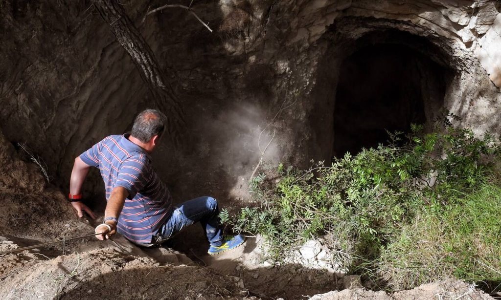 Λουτράκι: Για κρυμμένες λίρες έψαχναν οι 4 άνδρες στη σπηλιά (upd)