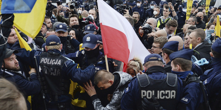 Οι Πολωνοί ζητάνε να ανοίξουν οι δουλειές τους: «Πρέπει να ζήσουμε» – Με δακρυγόνα απάντησε η αστυνομία (βίντεο)
