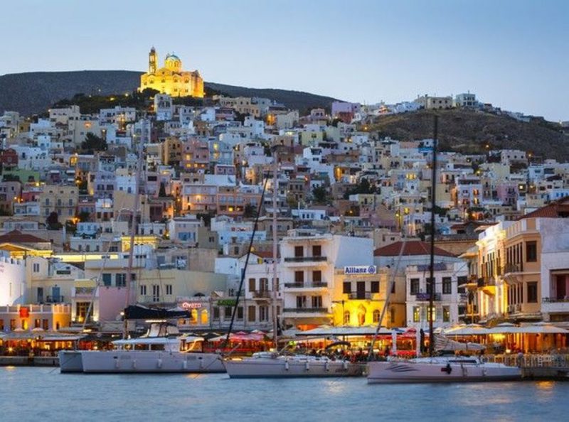 Άρθρο «ύμνος» της Daily Mail για τη Σύρο: «Μια μικρή… Ιταλία στην Ελλάδα»