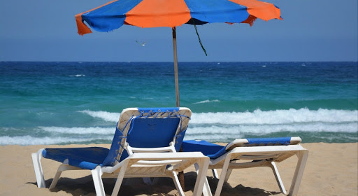 Ατομικό διαχωριστικό και θήκη για το απολυμαντικό: Όσα ζητούν οι λουόμενοι στην παραλία