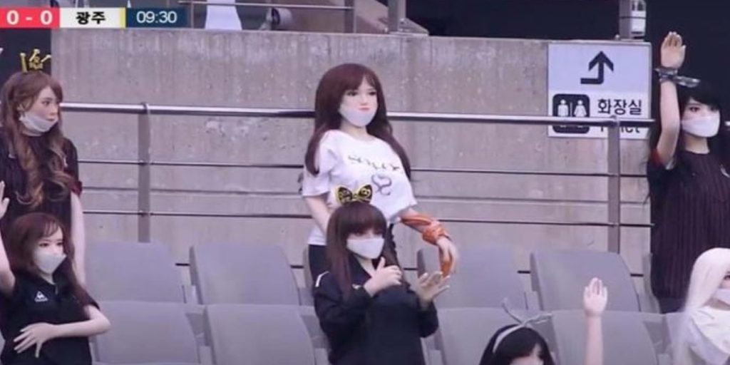 Νότια Κορέα: Φουσκωτές κούκλες «παρακολουθούν» τους ποδοσφαιρικούς αγώνες (φώτο)