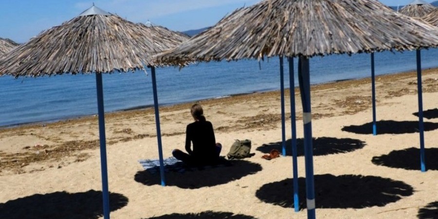 Στα ύψη το θερμόμετρο με τον κόσμο να ψάχνει να βρει μια ελεύθερη παραλία για να αντέξει η… τσέπη του